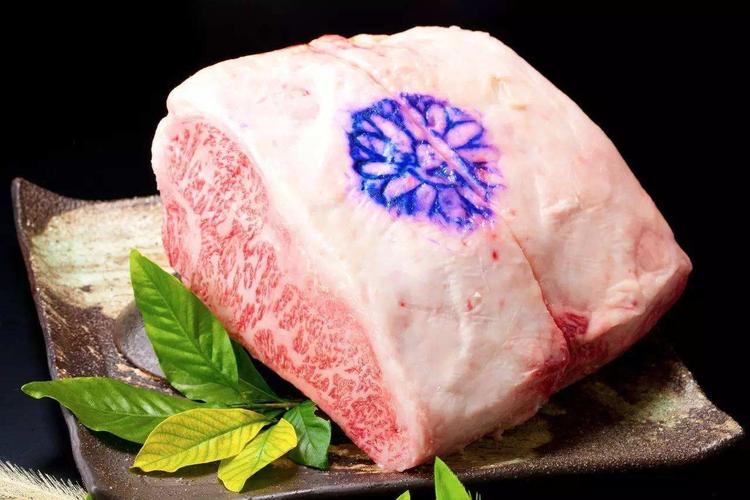 屠宰后的神户牛肉会存放于恒湿,恒温控制的环境下冷藏28天,使其水份